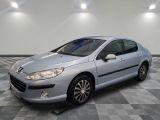 la voiture argentée est garée sur un sol en damier dans le garage