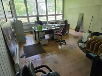 - Mobilier de bureau de la pièce :