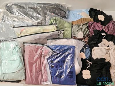 Lot de 20 vêtements de diverses tailles et marques dont : SH…