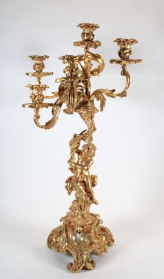 un candélabre en or orné d'un bouquet de fleurs