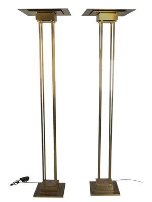 une paire de lampadaires en laiton et en verre
