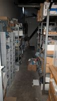 1 établi - 2 caisses en plastique avec de la connectique don…