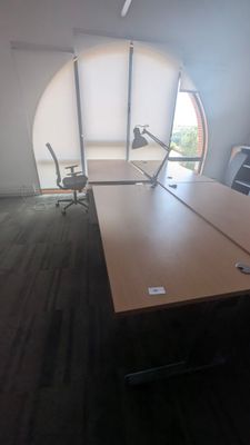 une photo d'une salle de réunion avec une grande table et des chaises