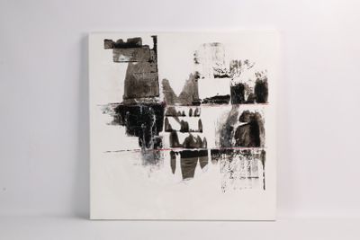 photographie en noir et blanc d'un tableau en noir et blanc accroché à un mur blanc