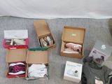 de nombreuses boîtes remplies d'objets posées les unes à côté des autres sur le sol