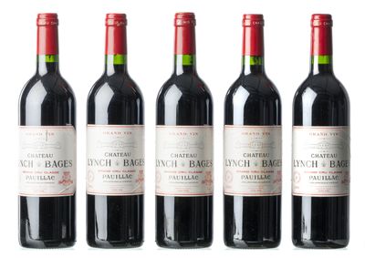 six bouteilles de vin rouge sont alignées