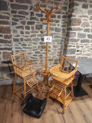 trois chaises et une table dans une pièce aux murs en pierre