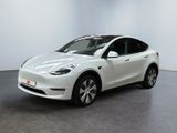 une Tesla Model X blanche garée dans une pièce blanche