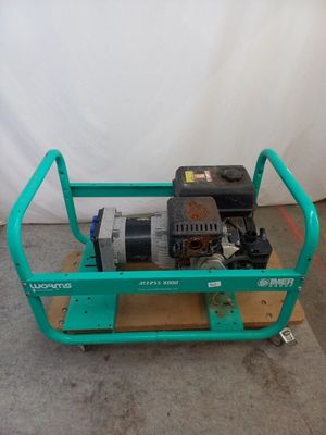 une petite machine verte posée sur une palette en bois