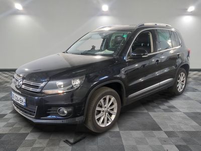 La Volkswagen Tiguan est garée dans le garage, sur un sol à damier.