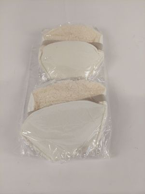 trois tranches de pain emballées dans du film plastique, posées sur une table