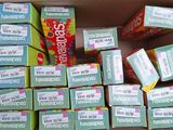 une boîte remplie de bonbons de toutes sortes