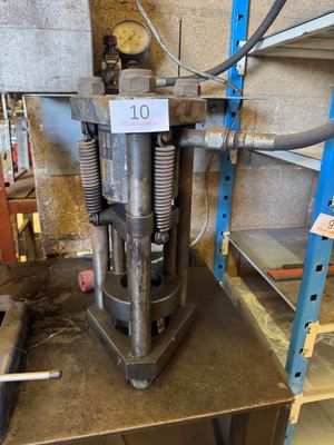 une machine posée sur une table dans une pièce