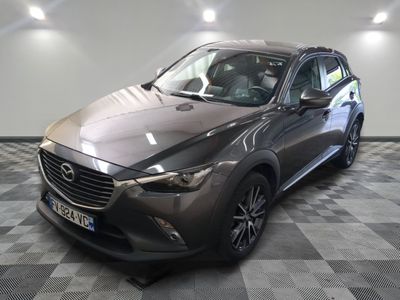 La Mazda CX-3 est garée sur un sol à damier