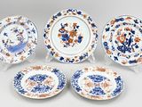 six assiettes bleues et blanches ornées de motifs orange