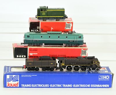 trois trains posés les uns sur les autres sur une table
