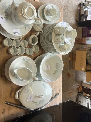 beaucoup de vaisselle et de tasses sur la table