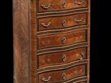 une commode ancienne avec un plateau en bois sur fond noir