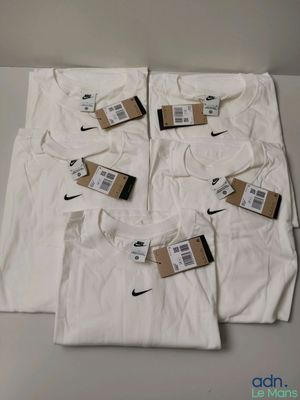 six paires de t-shirts Nike blancs avec leurs étiquettes encore attachées