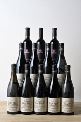 plusieurs bouteilles de vin sont alignées sur une table en bois