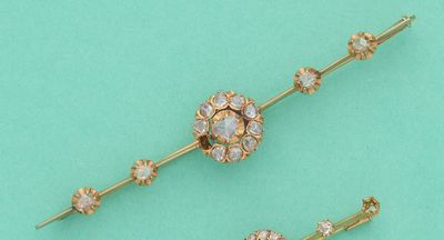 deux paires d'épingles à cheveux en diamant et plaquées or