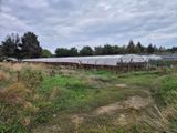 de nombreuses serres dans les champs, au milieu d'une grande étendue d'herbe
