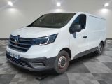 la camionnette blanche est garée sur le sol en damier d'une pièce