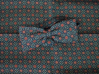 Un nœud papillon et un foulard de poche en soie polychrome, …