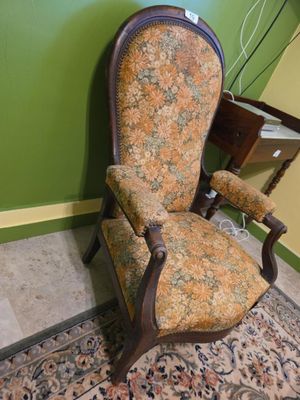 une chaise qui se trouve dans le coin d'une pièce
