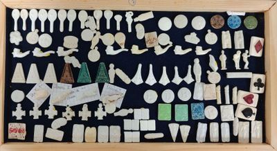 une photo d'une photo montrant un assortiment d'objets