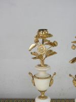 PAIRE DE BOUGEOIRS en marbre blanc et bronze doré à décor de… (photo 2)