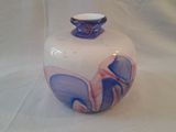 un vase blanc orné d'un motif violet et bleu