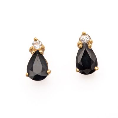 une paire de boucles d'oreilles en diamant noir et blanc sur fond blanc