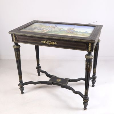 une petite table sur laquelle est posé un tableau