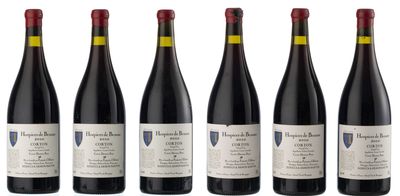 six bouteilles de vin rouge sont alignées