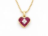 un pendentif en forme de cœur, orné d'un diamant et d'un rubis, monté sur une chaîne en or