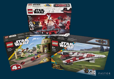 Trois coffrets Lego Star Wars sont exposés devant un fond bleu