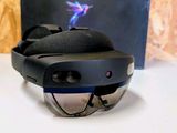 une paire de lunettes posée sur une table à côté d'une boîte