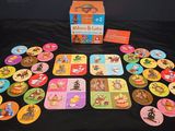 une table sur laquelle sont posés plusieurs pions de jeu