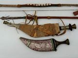 Plusieurs types d'armes sont exposés sur une surface blanche
