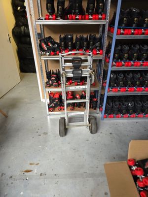 de nombreuses bouteilles de bière sur les étagères de la pièce