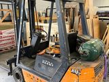 un chariot élévateur à fourche garé dans un entrepôt