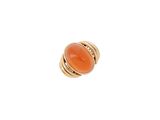 un gros plan d'une bague sertie d'une pierre orange