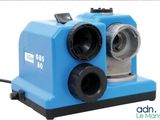 une machine bleue posée sur une surface blanche