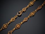 une paire de bracelets à chaîne dorée sur fond noir