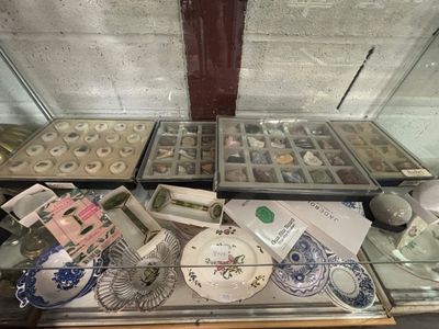 une vitrine en verre remplie de différentes sortes de beignets