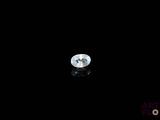 gros plan d'un diamant blanc sur une surface noire