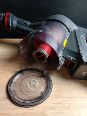 un aspirateur posé sur une table à côté d'une tasse
