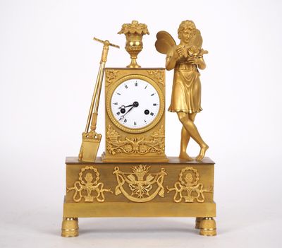 une horloge en or sur laquelle est représentée la statue d'une femme