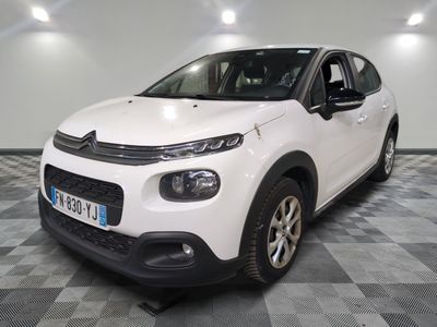 la citrole blanche est garée dans le garage sur un sol en damier
